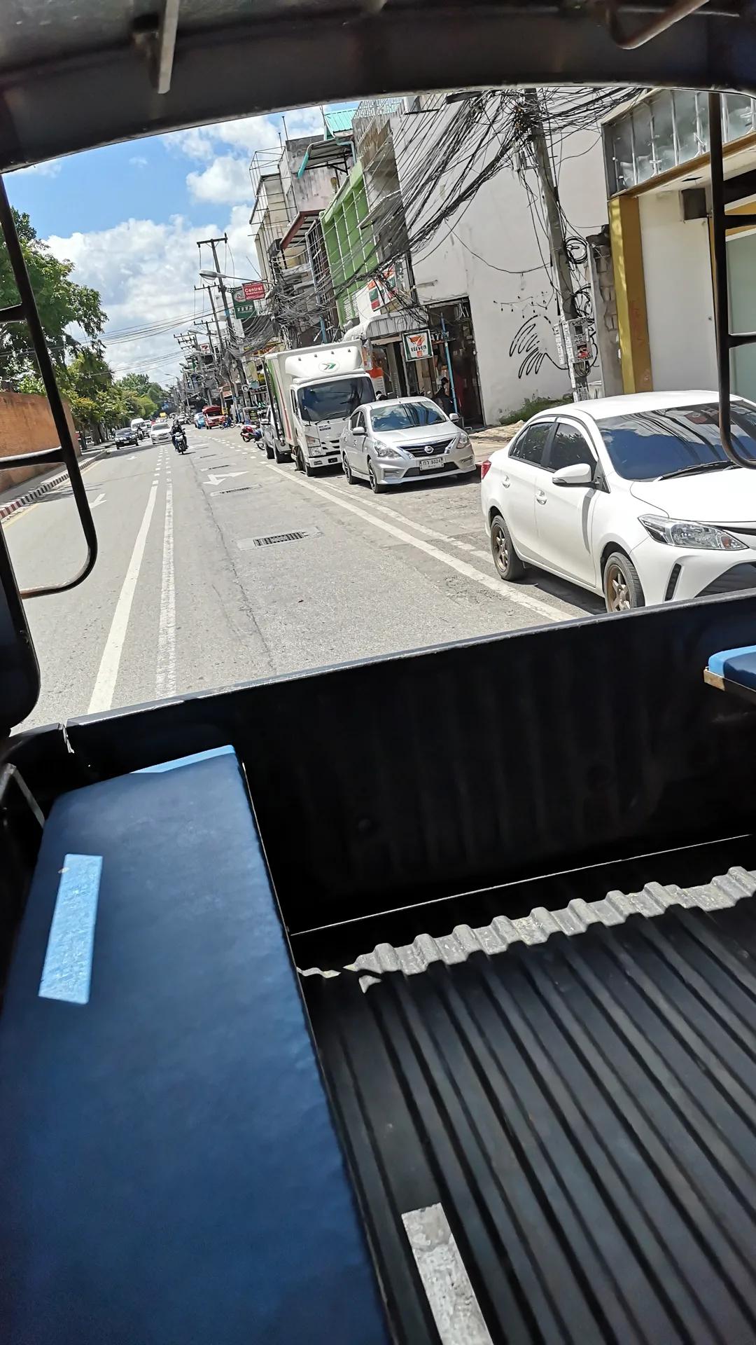 Ausblick aus dem hinteren Teil eins Tuktuks